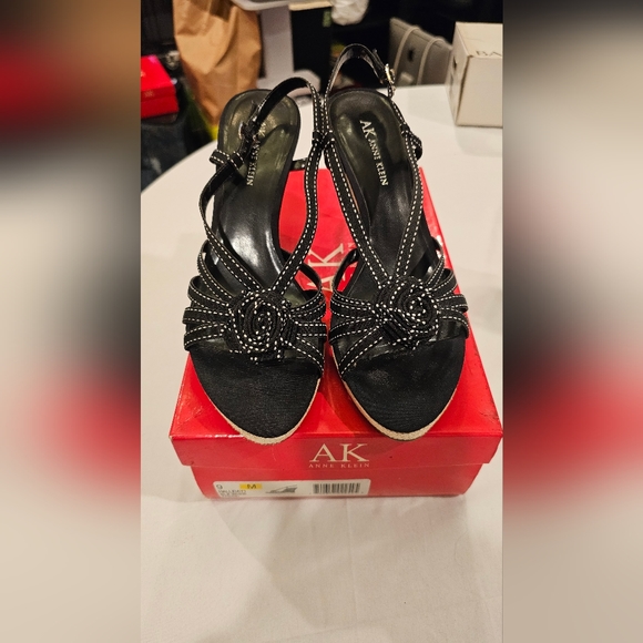 Anne Klein Halliday 1 on black and white fabric 5 in wedge, gently used - Picture 1 of 8